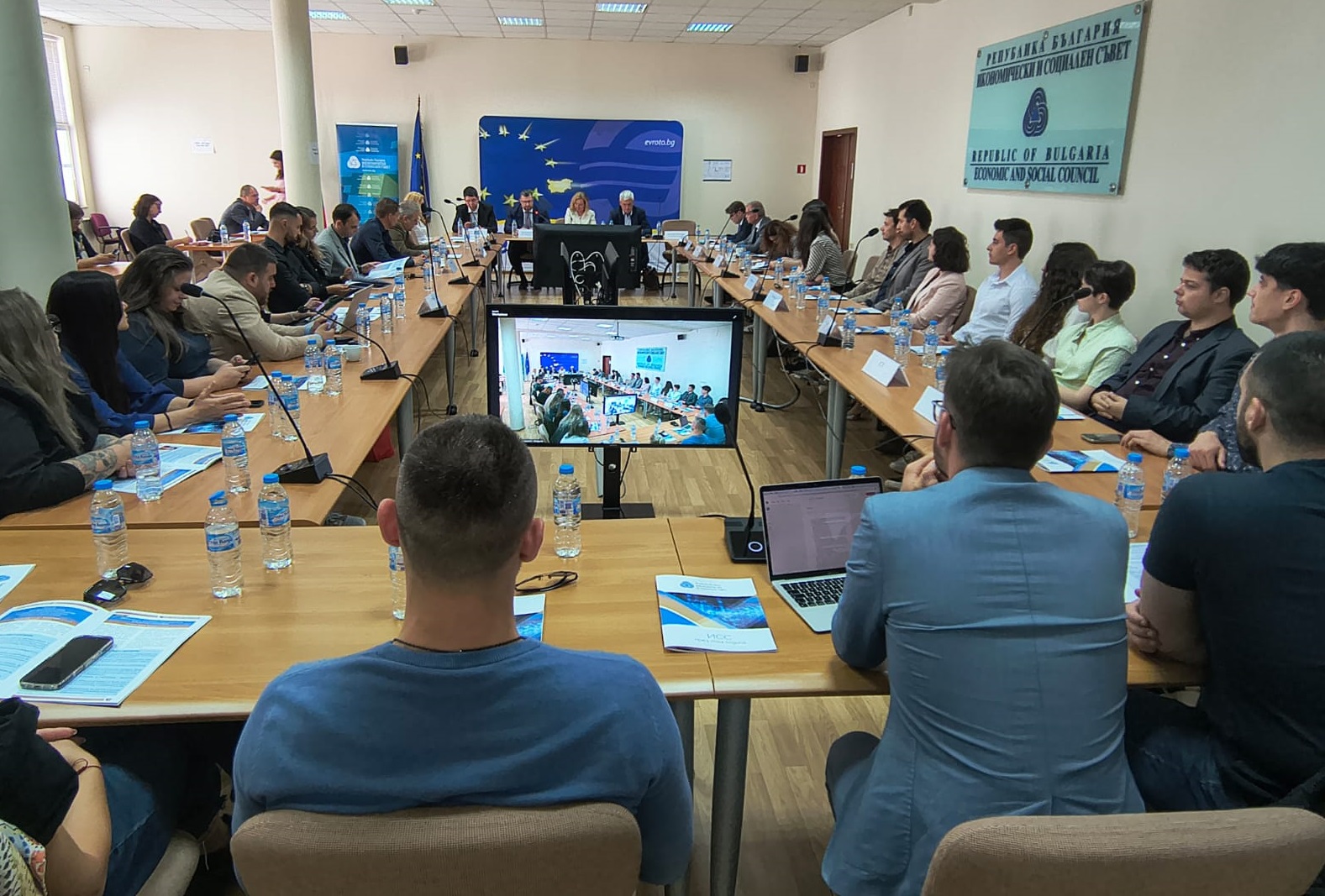 Младежи и институции обсъждаха как ще се отрази еврозоната на бъдещето в България в дискусия на ИСС